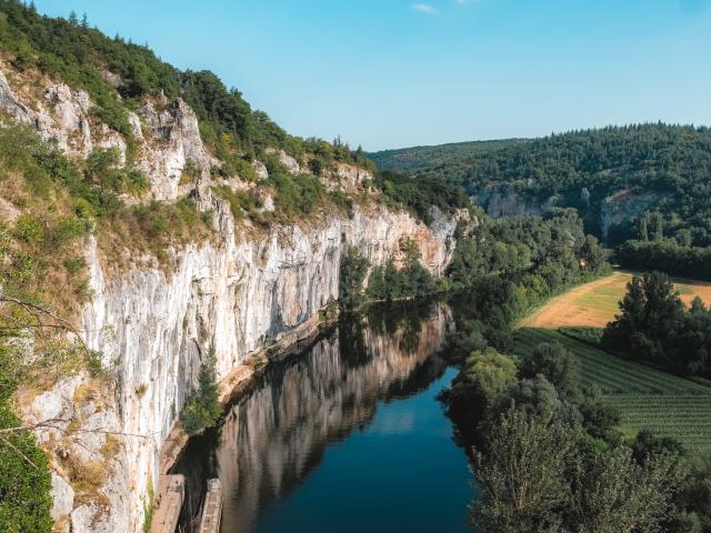 Vue sur le chemin de halage et la vallée du Lot