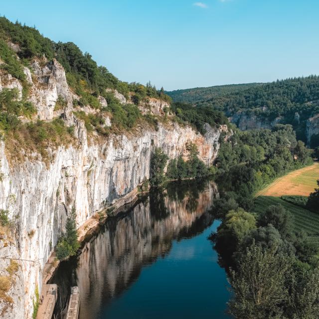 Vue sur le chemin de halage et la vallée du Lot