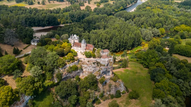 Château de Belcastel à la confluence entre l'Ouysse et la Dordogne.