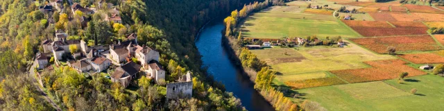 Vue aérienne du village de Belaye et de la vallée du Lot en automne