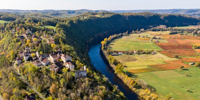 Vue aérienne du village de Belaye et de la vallée du Lot en automne