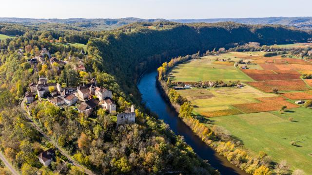 Vue aérienne du village de Belaye et de la vallée du Lot en automne