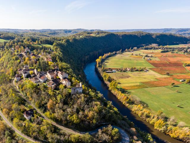 Vue aérienne du village de Belaye et de la vallée du Lot en automne