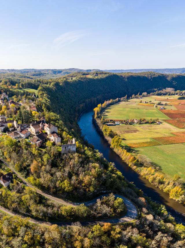 Vue aérienne du village de Belaye et de la vallée du Lot en automne