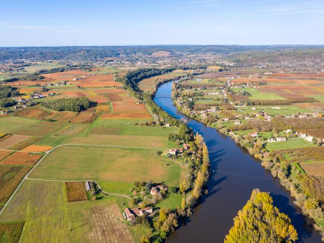 Vue aérienne du village de Belaye et de la vallée du Lot en automne