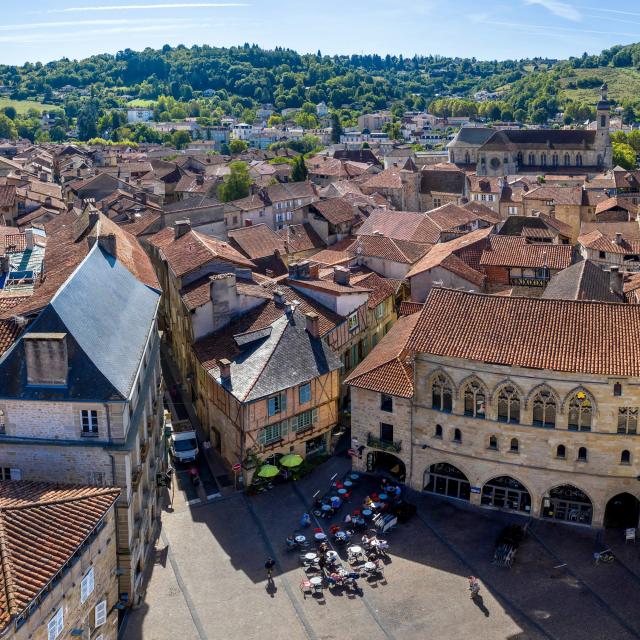 Vue aérienne de la place Champollion à Figeac