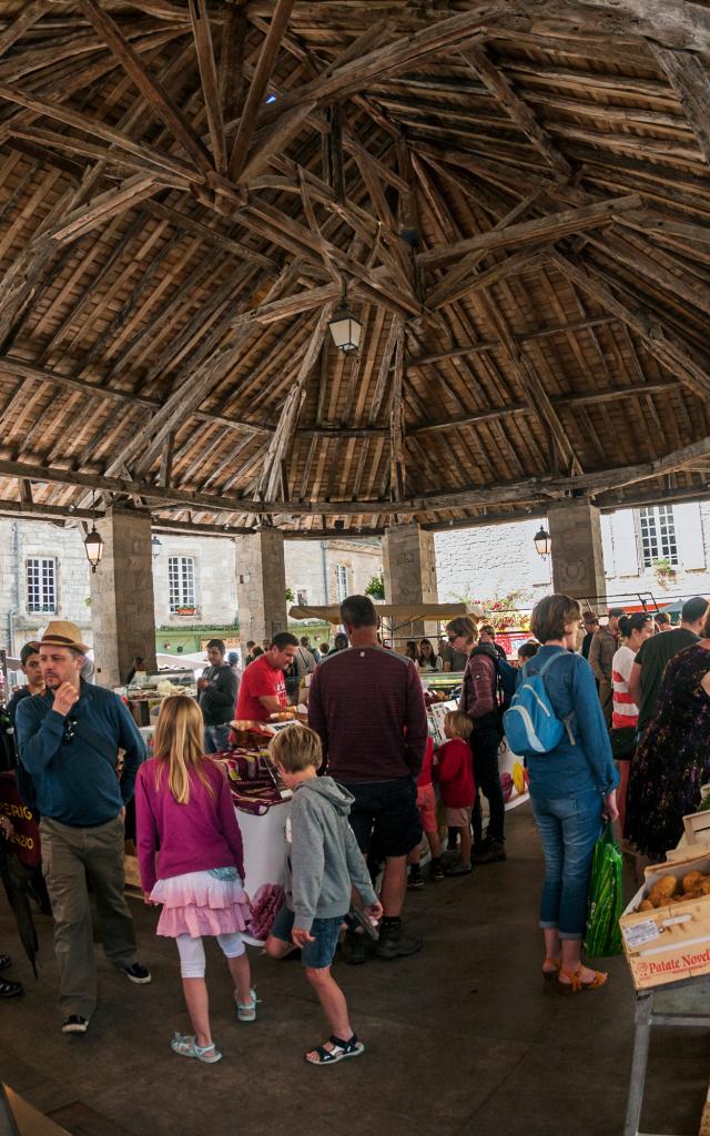 Marché sous la halle de Martel