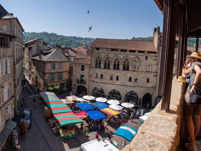 Vue sur le marché depuis les terrasses du Musée