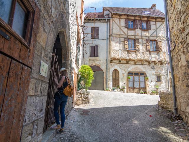 Devant une porte médiévale à Cajarc