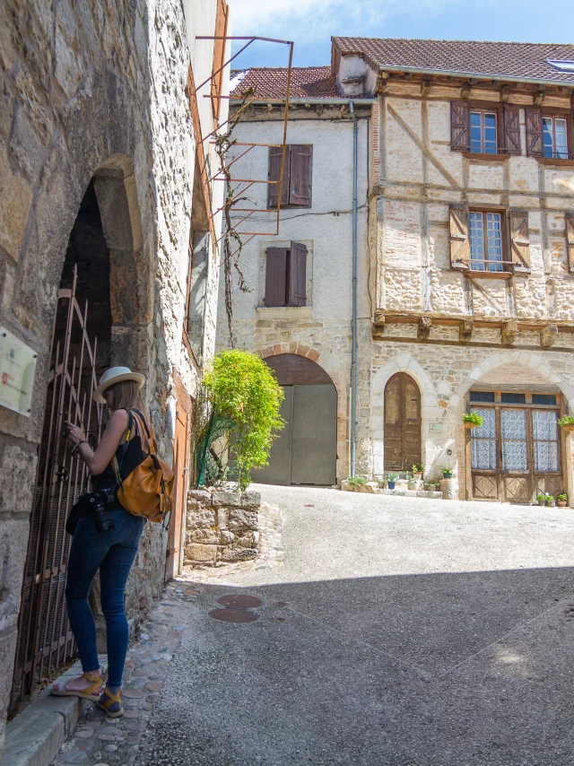 Devant une porte médiévale à Cajarc