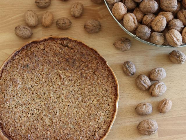 Tarte aux noix prête à être dégustée