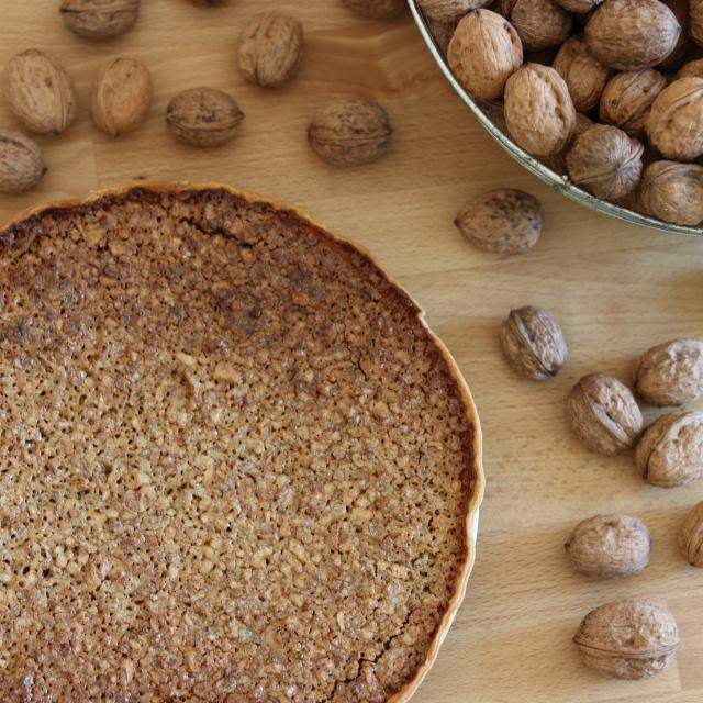 Tarte aux noix prête à être dégustée