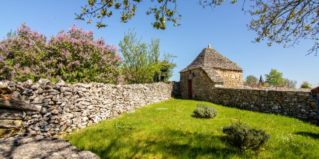 Murets et lilas à Espédaillac