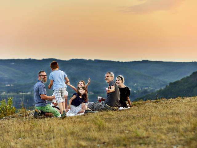 Pique Nique Avec Vue Sur La Vallee De La Dordogne©n.blaya Departement Du Lot