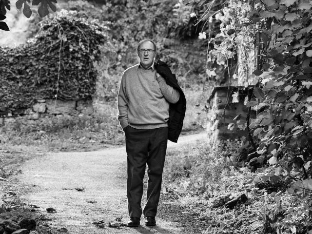 L'écrivain Christian Signol pose dans une ruelle du village de Carrenac