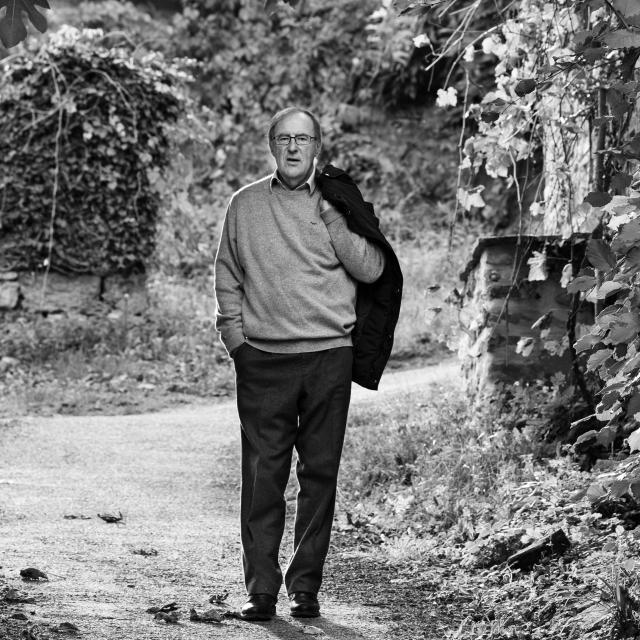 L'écrivain Christian Signol pose dans une ruelle du village de Carrenac