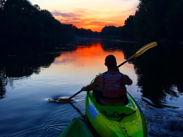 Canoë au coucher du soleil avec safraid dordogne