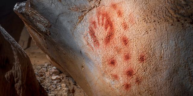 Main et ponctuations rouges - Grotte du Pech Merle