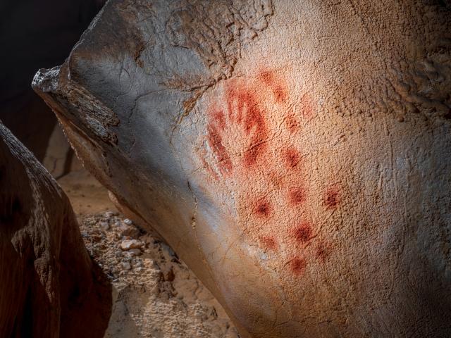 Main et ponctuations rouges - Grotte du Pech Merle