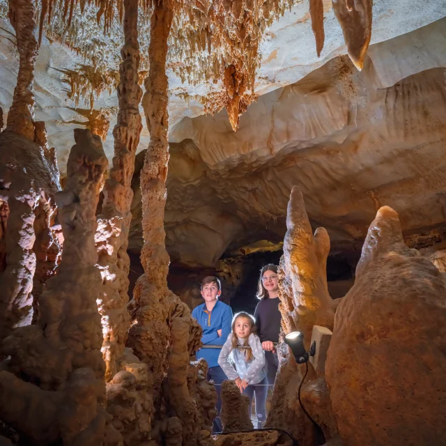 Concretions et enfants - Grotte du Pech Merle