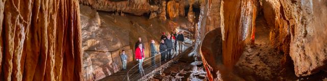 Salle des disques avec public - Grotte du Pech Merle.