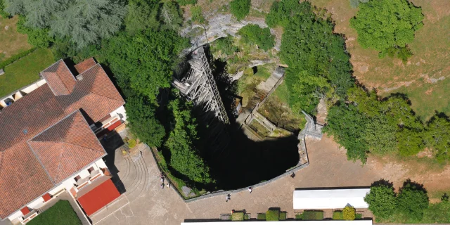 Vue aérienne sur l'Orifice du Gouffre avec une vue plongeante sur le Grand Escalier.