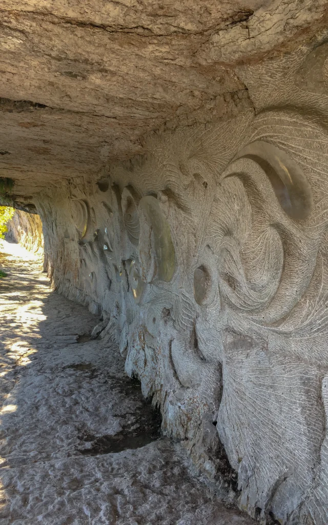 Bas-relief sculpté sur le chemin de Halage à Bouziès