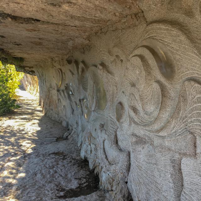 Bas-relief sculpté sur le chemin de Halage à Bouziès