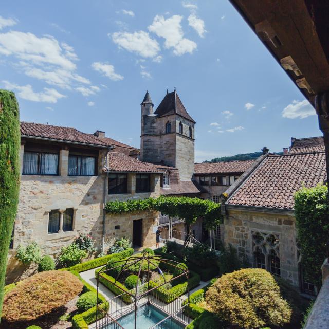 Patio de l'hôtel mercure le Viguier du Roy