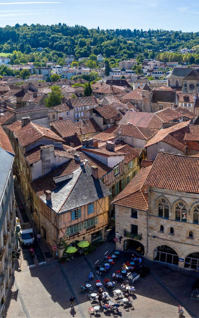 Juin - Vue sur la place Champollion à Figeac