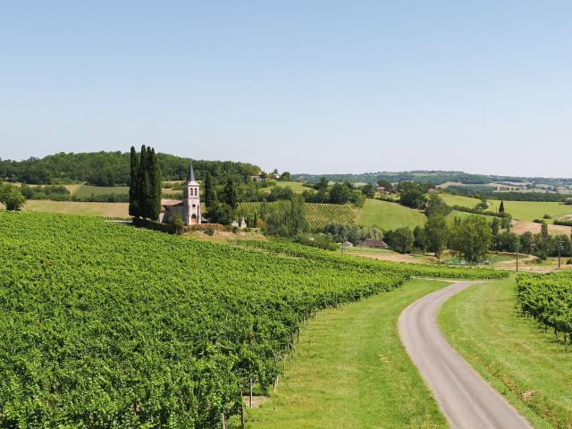 Vue aérienne de l'église Saint-Etienne en Quercy Blanc