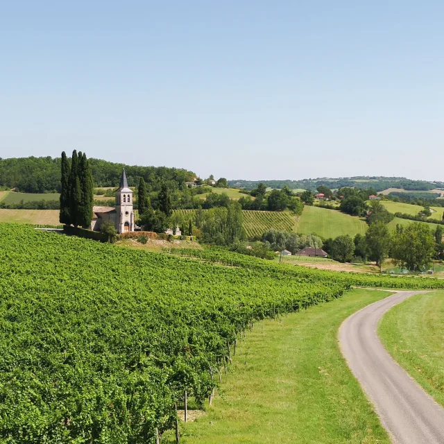 Vue aérienne de l'église Saint-Etienne en Quercy Blanc