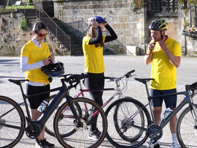 3 Cyclistes Sequipent Avant Le Depart 1.7.1