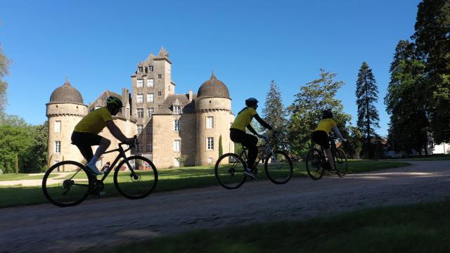 Devant Le Chateau D'aynac 1.23.1