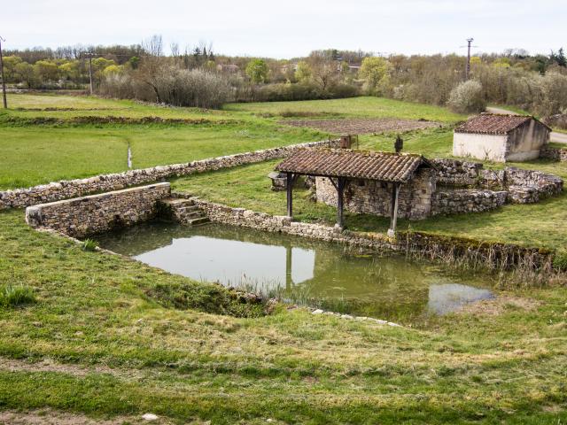 Grande sompe et lavoirs à Escamps