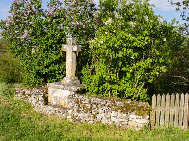 Calvaire et lilas à Concots