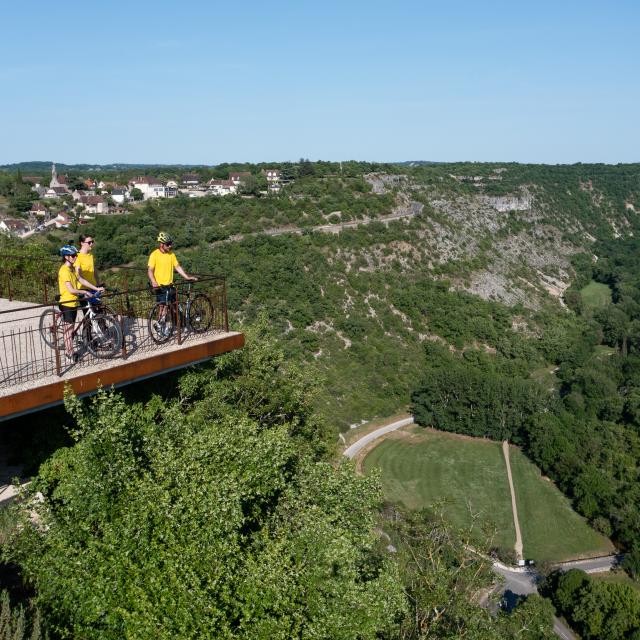 Cyclistes au coin du photographe à Rocamadour