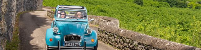 En 2CV sur une petite route en corniche