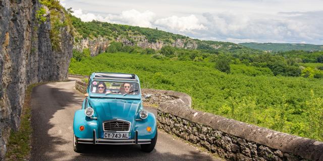 En 2CV sur une petite route en corniche