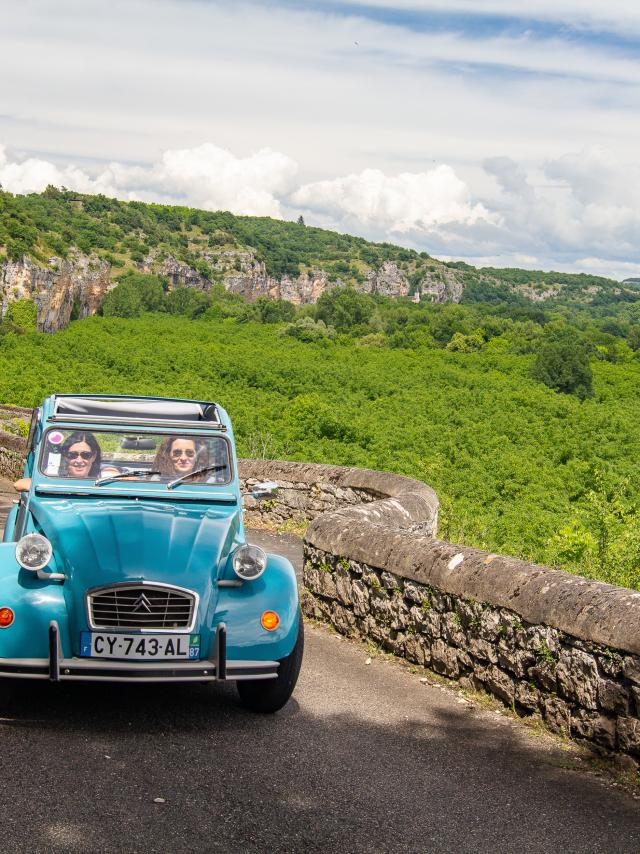 En 2CV sur une petite route en corniche