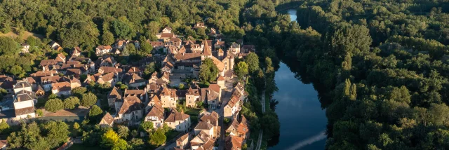 Vue drone du village de Carennac