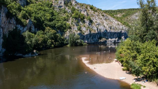 Plage de la Bourgnette à Lacave