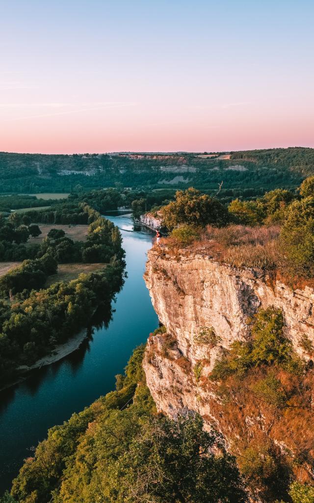 En contemplation devant la vallée de la Dordogne