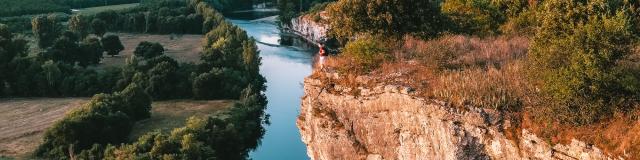 En contemplation devant la vallée de la Dordogne