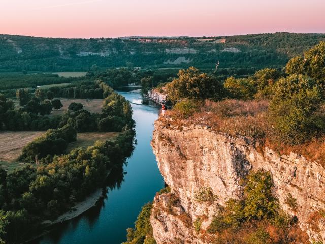 En contemplation devant la vallée de la Dordogne