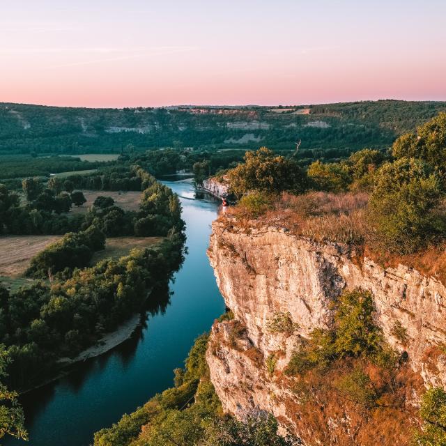 En contemplation devant la vallée de la Dordogne