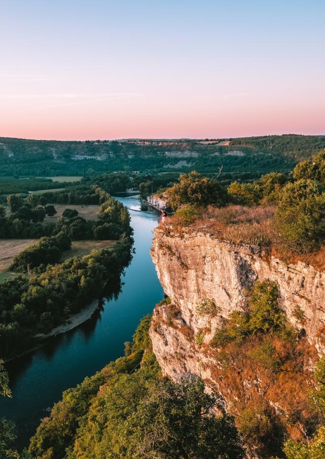 En contemplation devant la vallée de la Dordogne