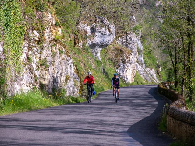 Cyclistes Sur La V87 Sous La Falaise Mirandol Cyril Novello Lot Tourisme 20230420 094648