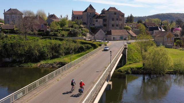 Cyclistes Sur La V87 Traversée De La Dordogne à Meyronne Cyril Novello Lot Tourisme 20230511 145920