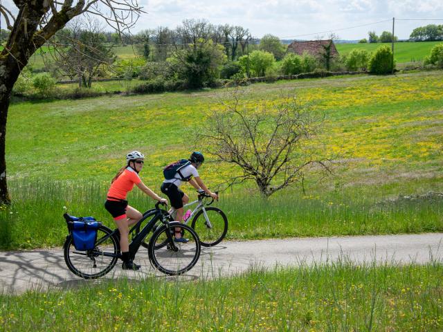 Cyclistes Sur Le Causse Fleuri Près De Carlucet Cyril Novello Lot Tourisme 20230420 150937